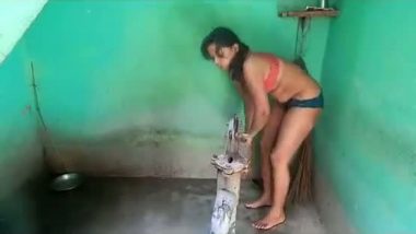 Desi village girl full bathing in bra panty n changing dress with audio
