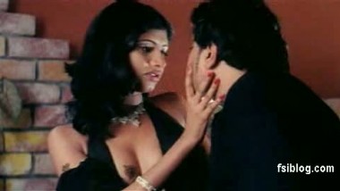Hot Bollywood Smooch – FSIBlog.com