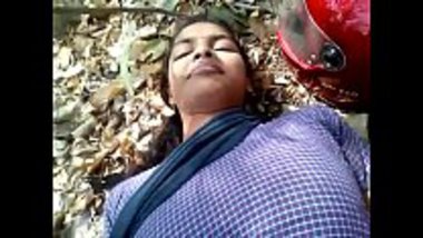 Outdoor Mallu sex showing a hot aunty with hairy cunt