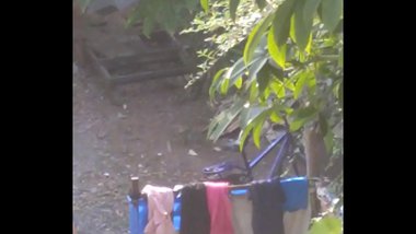 Desi teen girl outdoor bath full nangi