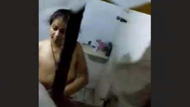 Desi aunty bathing caught by neighbour