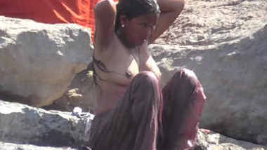 Desi Nude River - Desi Open River Bath indian porn