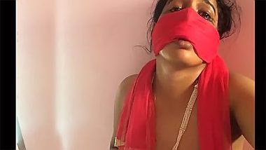 Solo XXX video of Desi woman who wears pink kerchief on face