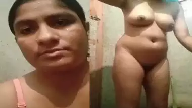 Desi housewife pissing and nude bath viral show