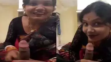 Cute expression bhabhi in saree with Desi blowjob