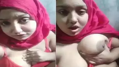 Hijab girl opens bra and round boobs show on cam