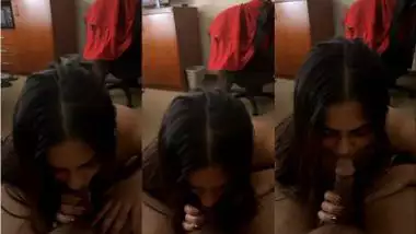 An Indian origin babe gives an NRI blowjob to her lover
