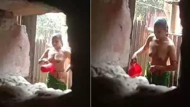 Village babhi bathing caught by voyeur viral MMS