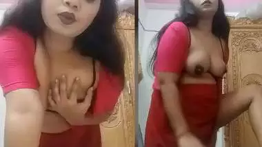 Striptease bhabhi in saree fingering her horny pussy